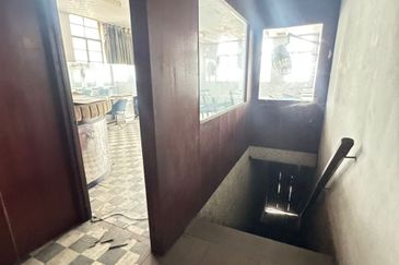 Satok 3 Storey Shoplot For Sale