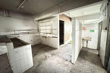 Satok 3 Storey Shoplot For Sale