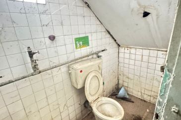 Satok 3 Storey Shoplot For Sale