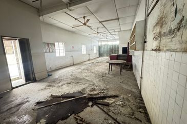 Satok 3 Storey Shoplot For Sale