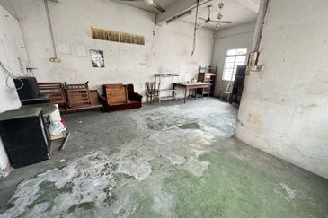 Satok 3 Storey Shoplot For Sale