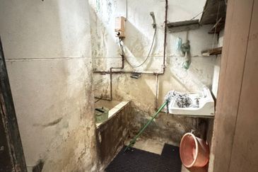 Satok 3 Storey Shoplot For Sale