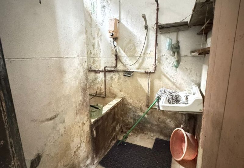 Satok 3 Storey Shoplot For Sale