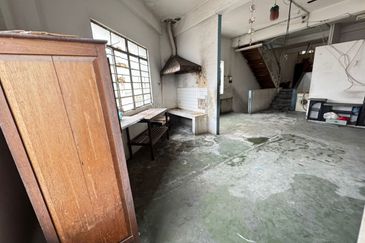 Satok 3 Storey Shoplot For Sale