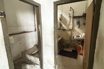 Satok 3 Storey Shoplot For Sale