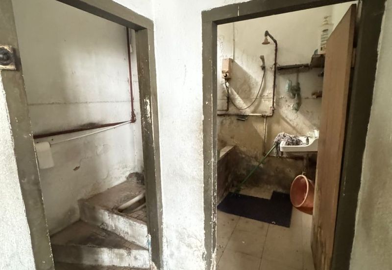 Satok 3 Storey Shoplot For Sale