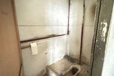 Satok 3 Storey Shoplot For Sale