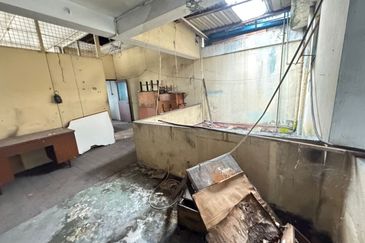 Satok 3 Storey Shoplot For Sale