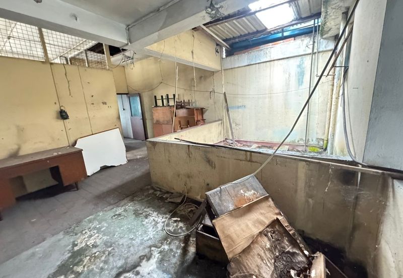 Satok 3 Storey Shoplot For Sale