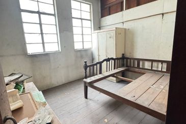 Satok 3 Storey Shoplot For Sale