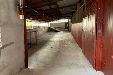 Nanas Barat , near green road Warehouse For rent 