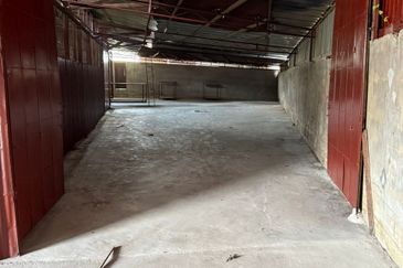 Nanas Barat , near green road Warehouse For rent 