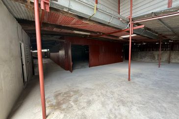 Nanas Barat , near green road Warehouse For rent 