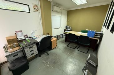 Bintawa 3-Storey Detached Warehouse For Sale