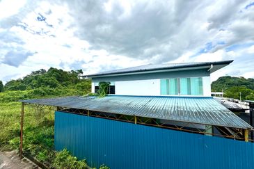 7th Mile Batu Kitang Semi-Detached Factory Warehouse For Rent