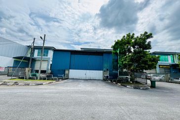 7th Mile Batu Kitang Semi-Detached Factory Warehouse For Rent