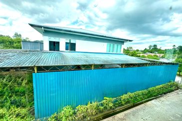 7th Mile Batu Kitang Semi-Detached Factory Warehouse For Rent