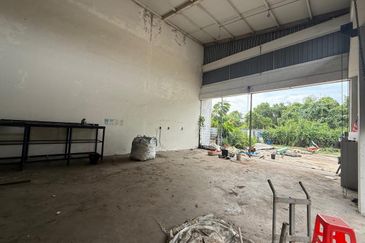 Sejingkat Semi-Detached  Industrial Warehouse For Sale