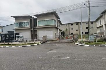 Jalan Matang Batu Kawa Semi-D Warehouse For Sale