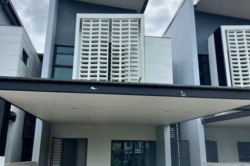Muara Tuang Holmestown Double Storey Terrace Intermediate For Rent