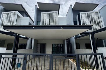 Muara Tuang Holmestown Double Storey Terrace Intermediate For Rent
