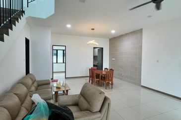 Muara Tuang Holmestown Double Storey Terrace Intermediate For Rent