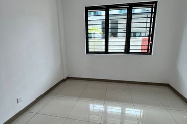Muara Tuang Holmestown Double Storey Terrace Intermediate For Rent