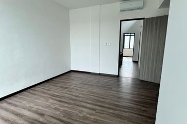 Muara Tuang Holmestown Double Storey Terrace Intermediate For Rent