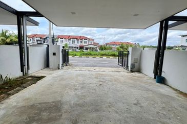Muara Tuang Holmestown Double Storey Terrace Intermediate For Rent