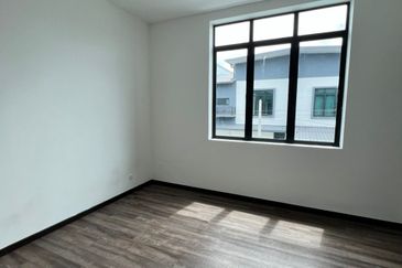 Muara Tuang Holmestown Double Storey Terrace Intermediate For Rent