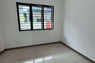 Muara Tuang Holmestown Double Storey Terrace Intermediate For Rent