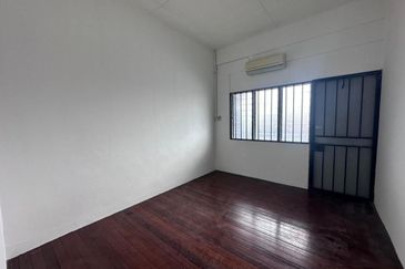 Arang Road Double-Storey Intermediate House for Rent