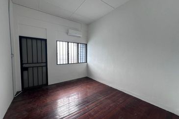 Arang Road Double-Storey Intermediate House for Rent