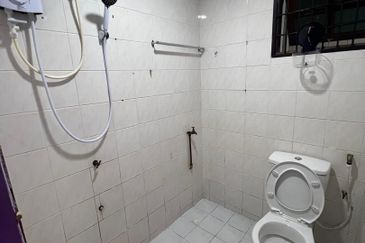 Airport road Double Storey terrace For rent 