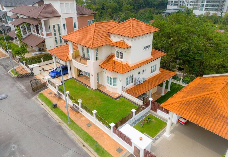 Kiara Peak (Puncak Kiara)