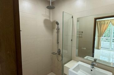 Royal Regent Sri Putramas III