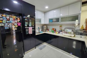 Damansara Damai 3-sty, 42x70, Corner, Full Furnished, Fully Extended with Approval, Renovated, Friendly Neighbours, Facing East.