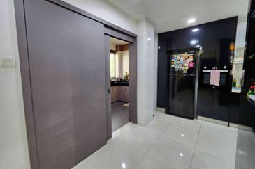 Damansara Damai 3-sty, 42x70, Corner, Full Furnished, Fully Extended with Approval, Renovated, Friendly Neighbours, Facing East.