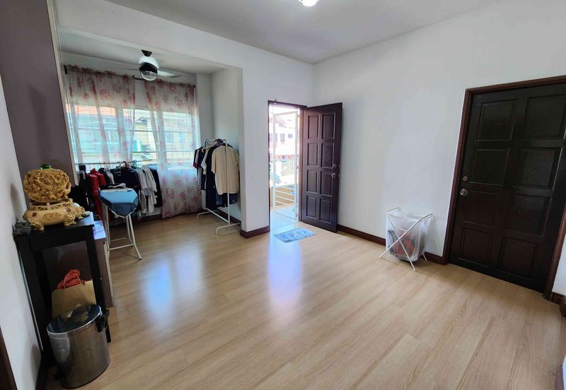 Damansara Damai 3-sty, 42x70, Corner, Full Furnished, Fully Extended with Approval, Renovated, Friendly Neighbours, Facing East.