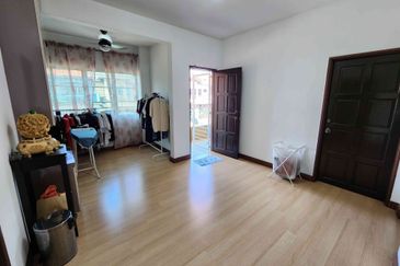 Damansara Damai 3-sty, 42x70, Corner, Full Furnished, Fully Extended with Approval, Renovated, Friendly Neighbours, Facing East.