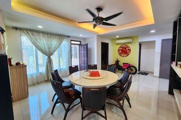 Damansara Damai 3-sty, 42x70, Corner, Full Furnished, Fully Extended with Approval, Renovated, Friendly Neighbours, Facing East.