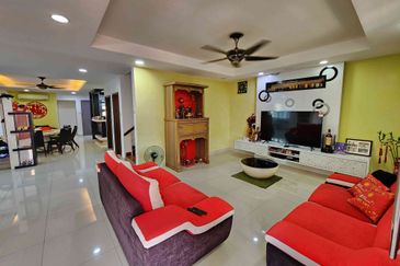 Damansara Damai 3-sty, 42x70, Corner, Full Furnished, Fully Extended with Approval, Renovated, Friendly Neighbours, Facing East.