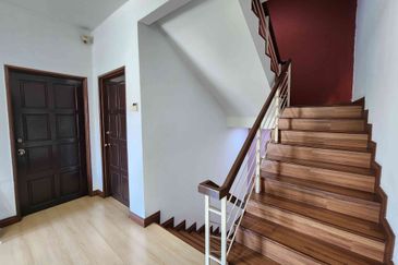 Damansara Damai 3-sty, 42x70, Corner, Full Furnished, Fully Extended with Approval, Renovated, Friendly Neighbours, Facing East.