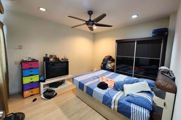 Damansara Damai 3-sty, 42x70, Corner, Full Furnished, Fully Extended with Approval, Renovated, Friendly Neighbours, Facing East.