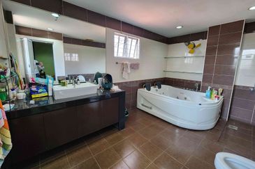 Damansara Damai 3-sty, 42x70, Corner, Full Furnished, Fully Extended with Approval, Renovated, Friendly Neighbours, Facing East.