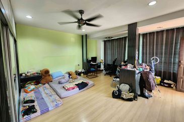 Damansara Damai 3-sty, 42x70, Corner, Full Furnished, Fully Extended with Approval, Renovated, Friendly Neighbours, Facing East.