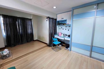 Damansara Damai 3-sty, 42x70, Corner, Full Furnished, Fully Extended with Approval, Renovated, Friendly Neighbours, Facing East.