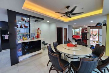 Damansara Damai 3-sty, 42x70, Corner, Full Furnished, Fully Extended with Approval, Renovated, Friendly Neighbours, Facing East.