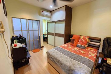 Damansara Damai 3-sty, 42x70, Corner, Full Furnished, Fully Extended with Approval, Renovated, Friendly Neighbours, Facing East.