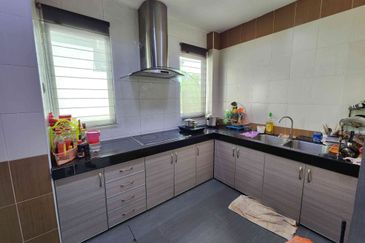 Damansara Damai 3-sty, 42x70, Corner, Full Furnished, Fully Extended with Approval, Renovated, Friendly Neighbours, Facing East.